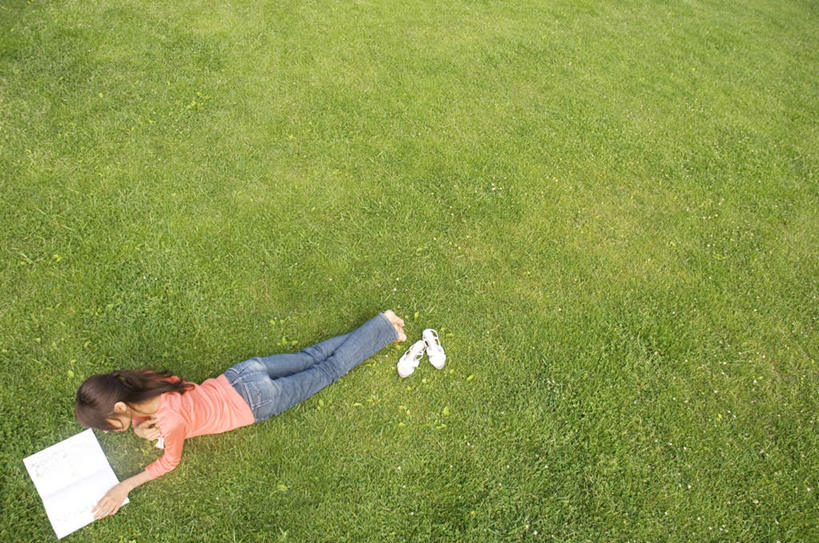 东方人,一个人,横图,俯视,室外,白天,凉鞋,看书,阅读,草地,草坪,植物,书籍,亚洲,仅一个年轻女性,仅一个女性,仅一个人,握,学习,服装,裤子,牛仔裤,休闲装,黄种人,草,衣服,绿色,书本,看,趴着,休闲,休闲服,读书,浏览,握着,服饰,年轻女性,女人,女性,亚洲人,书,图书,趴,彩图,高角度拍摄,全身