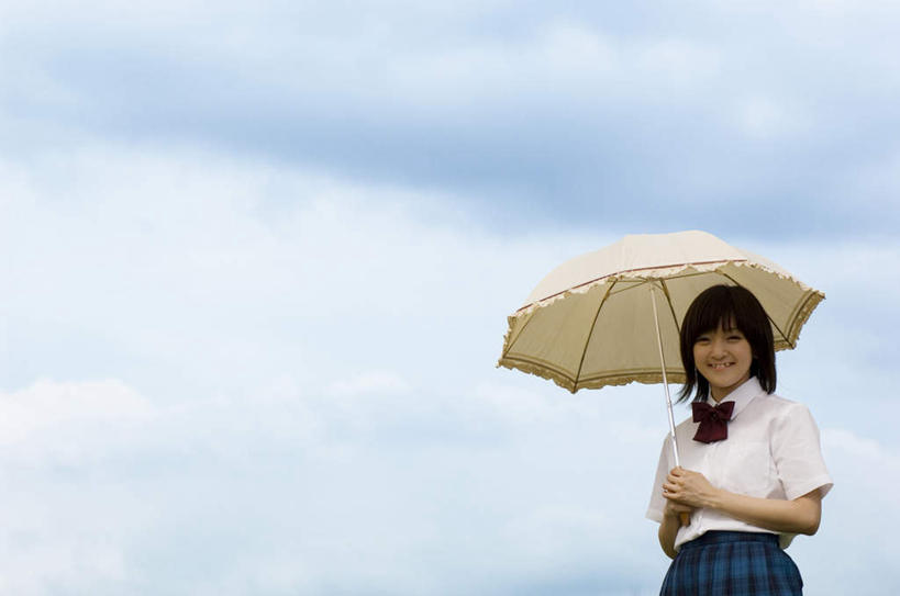 东方人,一个人,学生,站,笑,微笑,露齿笑,横图,室外,白天,仰视,裙子,制服,亚洲,仅一个年轻女性,仅一个女性,仅一个人,一把,撑,服装,伞,雨伞,遮阳伞,云,云朵,云彩,注视,黄种人,阳伞,衣服,蓝色,白色,白云,蓝天,天空,天,观察,看,站着,校服,短裙,服饰,晴朗,观看,半身裙,察看,撑着,衣着,穿着,关注,学生服,衣饰,年轻女性,女人,女性,亚洲人,晴空,站立,半身,彩图,低角度拍摄