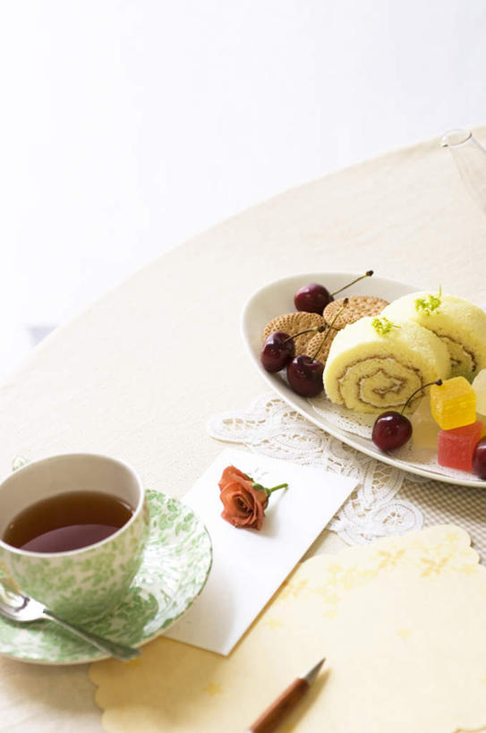 点心,无人,竖图,俯视,室内,特写,白天,爱情,下午茶,幸福,纯洁,热情,餐桌,茶,桌子,玫瑰,樱桃,杯子,水果,两块,一张,许多,新鲜,装饰,盛开,碟子,陶瓷,生食,茶叶,食品,果实,玫瑰花,陶瓷制品,饮品,一杯,浪漫,花蕾,四颗,娱乐,花,花瓣,花朵,鲜花,食物,糕点,一朵,一个,红色,绿色,白色,卡片,水杯,垫子,饼干,零食,花茶,花苞,花蕊,享受,休闲,温暖,温馨,橙色,恩爱,放松,乐趣,保健,养生,有机食品,绿色食品,单个,餐台,华丽,修饰,点缀,花草茶,和睦,舒适,感动,衬托,美观,雅致,雅观,尊敬,香花茶,香片,熏花茶,天真,刺玫花,徘徊花,茶杯,樱珠,莺桃,英桃,楔桃,牛桃,荆桃,彩图,高角度拍摄,融洽,蛋糕