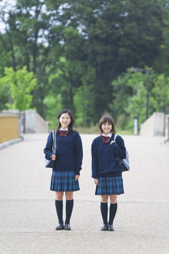 东方人,背,两个人,伙伴,朋友,站,笑,微笑,露齿笑,竖图,室外,白天,正面,裙子,制服,友谊,石头,植物,鞋子,亚洲,服装,包,石子,书包,桥,注视,黄种人,袜子,石桥,拱桥,栈桥,树,树木,衣服,蓝色,绿色,黑色,蓝天,天空,自然,背包,天,背着,观察,看,站着,同学,校服,短裙,服饰,拱形,生长,晴朗,成长,观看,人行桥,半身裙,长袜,石拱桥,单肩包,察看,衣着,校友,穿着,关注,学生服,万里无云,同窗,学友,衣饰,友情,年轻女性,女人,女性,亚洲人,石块,晴空,晴空万里,站立,彩图,全身