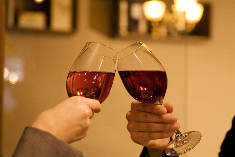 葡萄酒,东方人,两个人,商务人士,商务男性,商务女性,餐厅,坐,横图,室内,特写,夜晚,正面,衬衫,爱情,杯子,照明,亚洲,阴影,套装,庆祝,光线,高脚杯,影子,灯光,红酒杯,酒类,两杯,浪漫,拿,拿着,黄种人,吊灯,玻璃制品,灯,酒,饮料,酒杯,灯具,干杯,碰杯,温暖,温馨,恩爱,交际,友好,恋人,照亮,庆贺,三盏,和睦,照明设备,礼仪,商务装,敬酒,工薪阶层,劝酒,男人,男性,年轻男性,年轻女性,女人,女性,亚洲人,情侣,白领,上班族,玻璃杯,坐着,半身,彩图,衬衣,餐馆,饭店,饭馆,伴侣,融洽