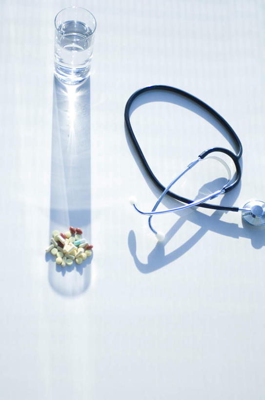 无人,竖图,俯视,室内,特写,白天,白色背景,安全,水,静物,杯子,许多,阴影,光线,药剂,药丸,影子,防护,一杯,药片,玻璃制品,一个,黄色,红色,水杯,听诊器,药品,治疗,摄影,影棚,单个,保护,药物,医疗,医疗设备,医疗器械,保险,预防,医疗工具,检测工具,平安,玻璃杯,彩图,高角度拍摄,影棚拍摄,拍摄