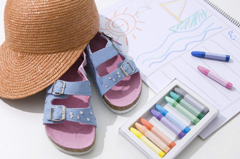 帆船,无人,横图,俯视,室内,特写,白天,凉鞋,海浪,海洋,太阳,船,静物,帽子,一本,一排,一双,许多,阴影,整齐,散落,光线,笔,草帽,蜡笔,影子,浪花,办公用品,记事本,文具,排列,粉色,黄色,蓝色,绿色,灰色,海水,本子,笔记本,学习用品,交通工具,橙色,遮阳,文具用品,队列,载具,海景,大海,风浪,海,海水的波动,近岸浪,涌浪,彩图,高角度拍摄