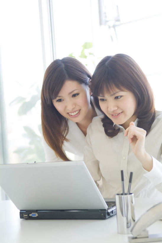 东方人,两个人,同事,商务人士,商务女性,办公室,坐,竖图,室内,白天,正面,成功,合作,团队,集体,信心,电脑,笔记本电脑,窗户,家具,落地窗,桌子,笔筒,亚洲,套装,网络,笔,办公桌,办公用品,注视,黄种人,通讯设备,队伍,玻璃窗,文具,学习用品,观察,看,靠,靠着,观看,文具用品,察看,无线,领导,成就,关注,通信设备,商务装,无线网络,合伙,领袖,无线上网,便携式电脑,工薪阶层,办公家具,手提电脑,年轻女性,女人,女性,亚洲人,白领,上班族,坐着,半身,彩图