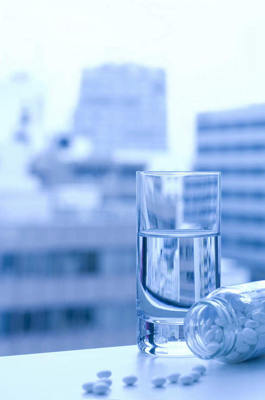 无人,高楼大厦,竖图,室内,特写,白天,正面,安全,水,大厦,建筑,摩天大楼,杯子,许多,朦胧,模糊,散落,透明,药剂,药瓶,药丸,防护,一杯,饮用水,药片,窗台,玻璃制品,白色,水杯,药品,治疗,保护,药物,医疗,保险,预防,广口瓶,平安,玻璃杯,彩图,大楼,高层建筑,高楼,摩天楼