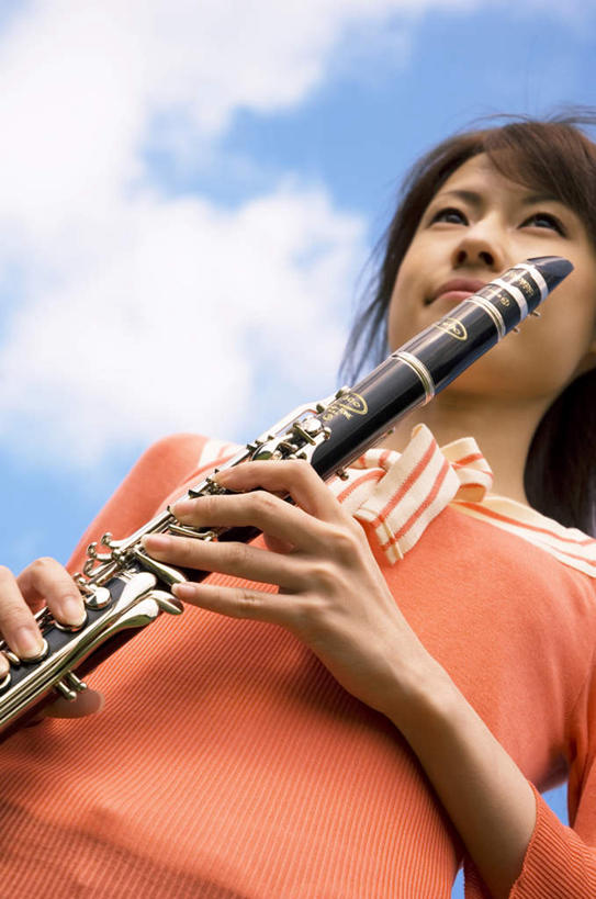 东方人,一个人,站,竖图,室外,白天,仰视,亚洲,仅一个年轻女性,仅一个女性,仅一个人,握,服装,云,云朵,单簧管,黑管,乐器,木管乐器,拿,云彩,拿着,注视,休闲装,黄种人,衣服,蓝色,白云,蓝天,天空,天,观察,看,站着,休闲,休闲服,橙色,握着,服饰,晴朗,观看,察看,木管,关注,克拉管,乌木棒,年轻女性,女人,女性,亚洲人,晴空,站立,半身,彩图,低角度拍摄