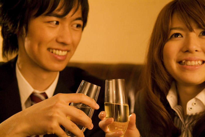 葡萄酒,东方人,两个人,同事,商务人士,商务男性,商务女性,餐厅,坐,笑,微笑,露齿笑,横图,室内,特写,夜晚,正面,衬衫,爱情,奢侈,快乐,成功,合作,团队,集体,信心,杯子,亚洲,套装,庆祝,高脚杯,两杯,浪漫,拿,拿着,注视,黄种人,队伍,玻璃制品,酒,饮料,酒杯,香槟,干杯,观察,看,碰杯,温暖,温馨,恩爱,交际,友好,诱惑,恋人,观看,庆贺,和睦,察看,领导,成就,关注,礼仪,商务装,敬酒,合伙,领袖,工薪阶层,香槟杯,劝酒,气泡酒,起泡酒,汽酒,男人,男性,年轻男性,年轻女性,女人,女性,亚洲人,情侣,白领,上班族,玻璃杯,坐着,半身,彩图,衬衣,高兴,欢笑,餐馆,饭店,饭馆,伴侣,融洽