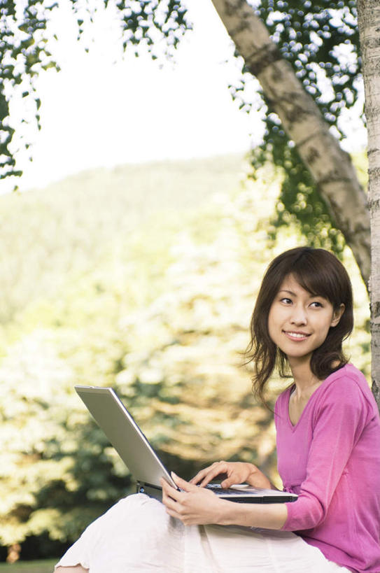 东方人,坐,笑,微笑,露齿笑,竖图,室外,白天,侧面,裙子,电脑,笔记本电脑,植物,亚洲,敲打,服装,网络,扭头,注视,休闲装,黄种人,输入,通讯设备,长裙,树,树木,衣服,蓝色,绿色,紫色,白色,蓝天,天空,自然,天,打字,观察,看,转头,休闲,休闲服,服饰,生长,晴朗,成长,观看,半身裙,点击,敲击,察看,无线,关注,通信设备,无线网络,无线上网,便携式电脑,万里无云,按键,手提电脑,亚洲人,晴空,晴空万里,坐着,半身,彩图