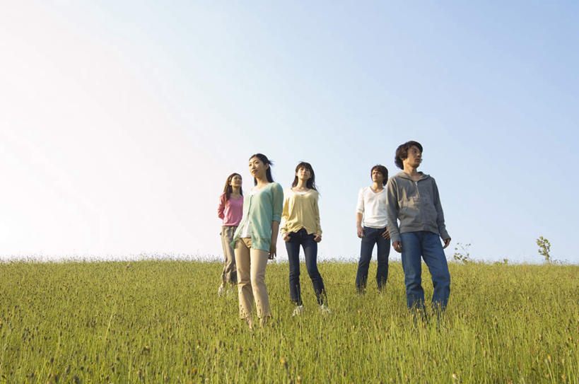 东方人,伙伴,朋友,站,横图,室外,白天,仰视,友谊,草地,草坪,植物,亚洲,五个人,服装,云,云朵,许多人,云彩,注视,休闲装,黄种人,草,衣服,蓝色,绿色,白云,蓝天,天空,天,观察,看,站着,一群人,休闲,休闲服,服饰,晴朗,观看,察看,关注,友情,男人,男性,年轻男性,年轻女性,女人,女性,亚洲人,晴空,站立,彩图,低角度拍摄,全身