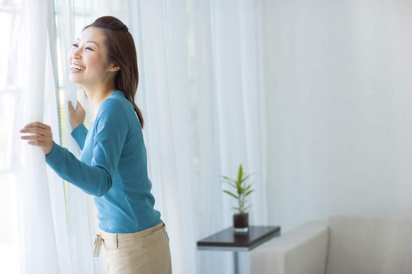 东方人,一个人,站,笑,微笑,露齿笑,横图,室内,白天,侧面,植物,窗帘,亚洲,仅一个年轻女性,仅一个女性,仅一个人,服装,装饰,盆栽,盆景,注视,休闲装,黄种人,衣服,蓝色,绿色,自然,帘子,打开,观察,看,站着,休闲,休闲服,遮阳,服饰,生长,成长,观看,华丽,修饰,点缀,察看,开启,关注,衬托,美观,雅致,雅观,年轻女性,女人,女性,亚洲人,站立,半身,彩图