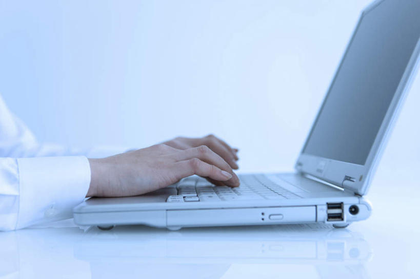 东方人,一个人,商务人士,商务女性,办公室,坐,横图,室内,特写,白天,侧面,电脑,笔记本电脑,家具,桌子,亚洲,仅一个年轻女性,仅一个女性,仅一个人,敲打,套装,网络,办公桌,黄种人,输入,通讯设备,白色,打字,点击,一台,敲击,无线,通信设备,商务装,无线网络,无线上网,便携式电脑,工薪阶层,办公家具,按键,手提电脑,年轻女性,女人,女性,亚洲人,白领,上班族,坐着,半身,彩图