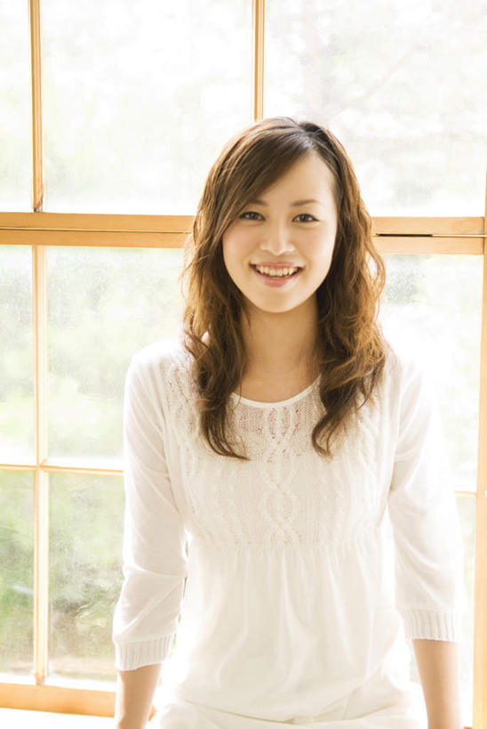 东方人,一个人,站,笑,微笑,露齿笑,竖图,室内,白天,正面,窗户,落地窗,亚洲,仅一个年轻女性,仅一个女性,仅一个人,服装,木制,注视,休闲装,黄种人,玻璃窗,衣服,白色,木制品,观察,看,站着,休闲,休闲服,服饰,观看,察看,关注,年轻女性,女人,女性,亚洲人,长发,卷发,站立,半身,彩图