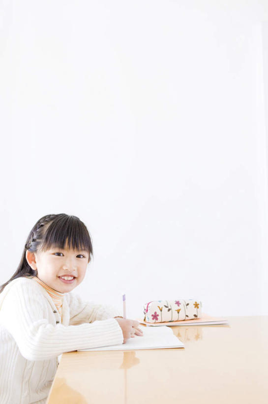 东方人,儿童,一个人,坐,笑,微笑,露齿笑,竖图,室内,白天,侧面,纯洁,桌子,亚洲,仅一个女性,仅一个人,握,写,服装,笔,办公用品,记事本,拿,拿着,注视,休闲装,黄种人,书桌,文具,小孩,衣服,本子,笔袋,笔记本,课桌,学习用品,打开,观察,看,仅一个小孩,三本,休闲,休闲服,可爱,童年,童趣,握着,服饰,观看,文具用品,察看,开启,关注,童真,烂漫,无邪,天真,女孩,女人,女性,亚洲人,孩子,坐着,半身,彩图,女生
