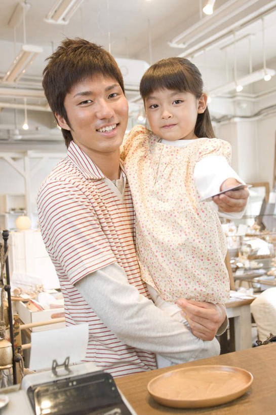 东方人,儿童,家庭,父亲,女儿,商店,站,抱,笑,微笑,露齿笑,竖图,室内,白天,仰视,购物,纯洁,信用卡,消费,亚洲,一张,服装,木制,注视,休闲装,黄种人,小孩,衣服,盘子,木制品,观察,看,站着,休闲,温暖,温馨,父女,一家人,休闲服,卡,父爱,可爱,童年,童趣,储蓄卡,金融,百货,服饰,收银台,抱着,观看,和睦,察看,搂着,关注,选购,贸易,童真,烂漫,无邪,血拼,天真,银行卡,男人,男性,年轻男性,女孩,亚洲人,孩子,年轻人,怀抱,搂,搂抱,相抱,拥抱,站立,半身,彩图,低角度拍摄,店铺,杂货店,杂货铺,融洽,女生