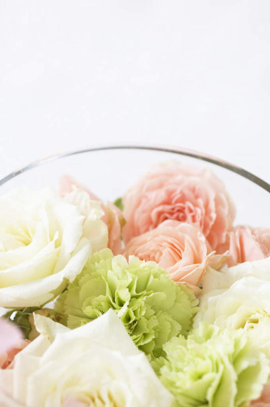 无人,竖图,俯视,室内,特写,白天,爱情,幸福,纯洁,热情,康乃馨,玫瑰,玻璃,四朵,盛开,玫瑰花,浪漫,花蕾,玻璃制品,花,花瓣,花朵,鲜花,两朵,粉色,黄色,绿色,花苞,花蕊,温暖,温馨,恩爱,和睦,感动,尊敬,天真,刺玫花,徘徊花,麝香石竹,石竹,香石竹,彩图,高角度拍摄,融洽