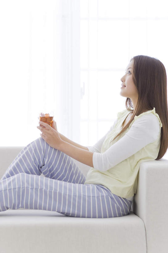 东方人,一个人,客厅,躺,竖图,室内,白天,侧面,窗帘,沙发,亚洲,仅一个年轻女性,仅一个女性,仅一个人,握,服装,装饰,一杯,拿,拿着,注视,休闲装,黄种人,饮料,衣服,红色,白色,帘子,观察,看,靠,靠着,倚靠,休闲,休闲服,遮阳,握着,服饰,观看,华丽,修饰,点缀,察看,起居室,倚着,关注,布艺沙发,衬托,美观,雅致,雅观,客堂,卧着,年轻女性,女人,女性,亚洲人,抬头,躺着,卧,仰头,半身,彩图