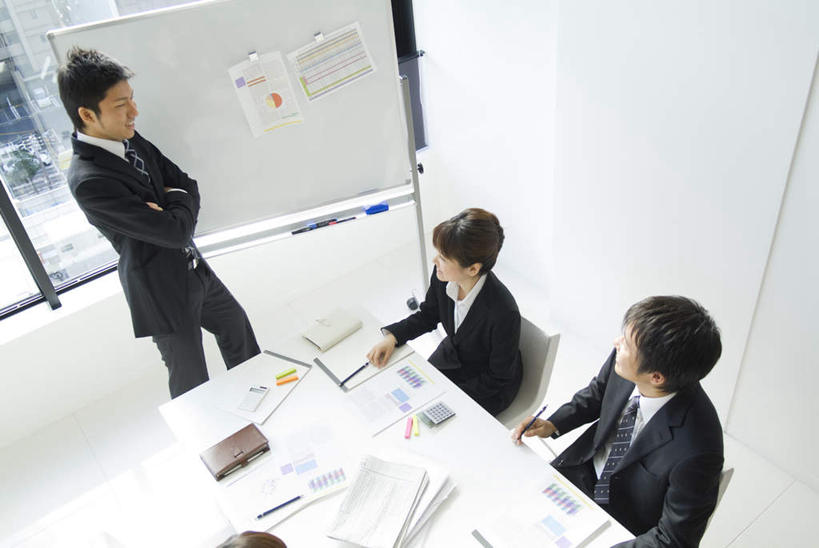 东方人,三个人,同事,商务人士,商务男性,商务女性,办公室,站,横图,俯视,室内,白天,衬衫,成功,合作,团队,集体,信心,窗户,家具,落地窗,桌子,亚洲,一本,许多,握,套装,开会,笔,材料,档案,文件,办公桌,墙,咖啡色,办公用品,记事本,拿,拿着,注视,黄种人,手叉腰,队伍,玻璃窗,墙壁,墙面,文具,白色,白板,本子,笔记本,学习用品,资料,叉腰,观察,看,站着,握着,观看,文具用品,三支,察看,领导,双手叉腰,成就,关注,文档,商务装,记录板,合伙,领袖,工薪阶层,记事板,办公家具,男人,男性,年轻男性,年轻女性,女人,女性,亚洲人,白领,上班族,站立,半身,彩图,高角度拍摄,衬衣