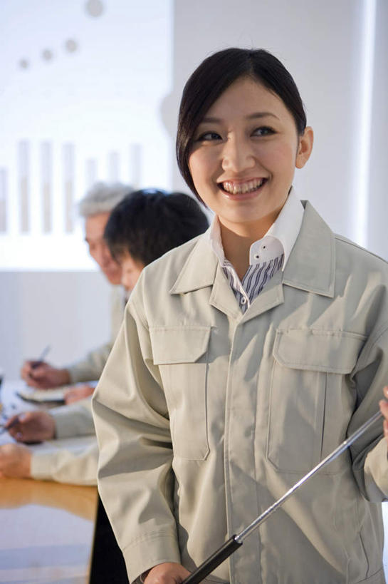 东方人,三个人,同事,商务人士,工程师,建筑师,商务男性,商务女性,办公室,会议室,坐,笑,说,微笑,露齿笑,竖图,室内,白天,正面,工作服,衬衫,制服,讨论,成功,合作,团队,集体,信心,显示器,家具,桌子,亚洲,许多,握,套装,服装,木制,笔,材料,档案,屏幕,文件,办公桌,办公用品,拿,拿着,注视,黄种人,显示屏,队伍,文具,衣服,教鞭,木制品,学习用品,资料,观察,看,握着,服饰,观看,文具用品,察看,领导,衣着,成就,穿着,关注,文档,商务装,合伙,领袖,工薪阶层,输出设备,办公家具,工作制服,衣饰,交流,老年男性,男人,男性,年轻男性,年轻女性,女人,女性,亚洲人,白领,上班族,技师,建筑设计师,沟通,讲话,交谈,商讨,说话,谈话,坐着,半身,彩图,衬衣,工作套服