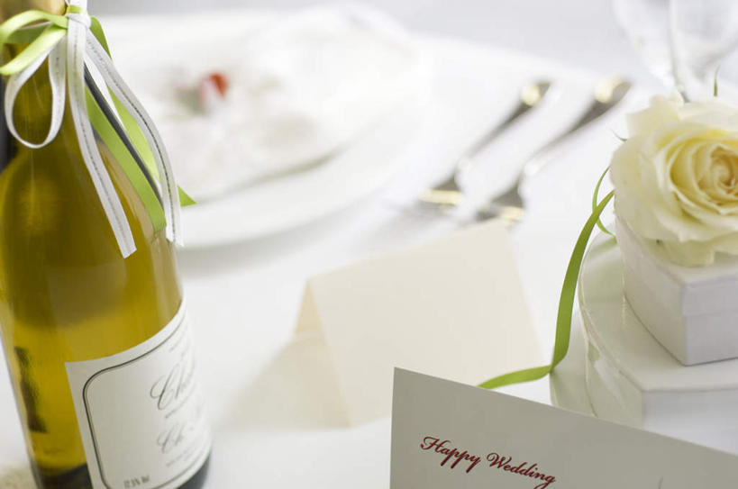 葡萄酒,无人,横图,俯视,室内,特写,白天,爱情,婚礼,奢侈,快乐,幸福,纯洁,热情,餐桌,桌子,玫瑰,餐具,朦胧,模糊,庆祝,盛开,叉,玫瑰花,两把,结婚,浪漫,花蕾,玻璃制品,酒,酒瓶,花,花瓣,花朵,鲜花,饮料,一朵,一个,白色,盘子,玻璃瓶,卡片,瓶子,香槟,花苞,花蕊,温暖,温馨,喜庆,恩爱,诱惑,单个,餐台,纪念,和睦,一瓶,感动,尊敬,气泡酒,起泡酒,汽酒,天真,刺玫花,徘徊花,进餐用具,烹调用具,彩图,高角度拍摄,高兴,欢笑,融洽