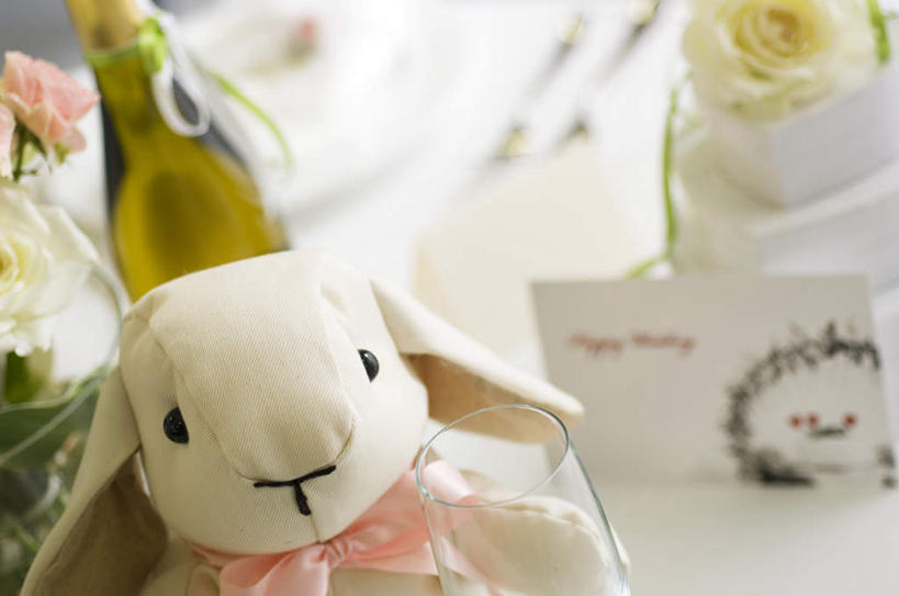 葡萄酒,无人,横图,俯视,室内,特写,白天,爱情,奢侈,游戏,快乐,幸福,纯洁,热情,玫瑰,杯子,礼盒,礼物,玩具,三朵,爱心,盛开,高脚杯,纸盒,玫瑰花,浪漫,玩,花蕾,娱乐,玻璃制品,盒子,酒,酒瓶,花,花瓣,花朵,鲜花,饮料,两个,一个,粉色,白色,包装盒,玻璃瓶,酒杯,卡片,瓶子,礼品盒,香槟,花苞,花蕊,休闲,温暖,温馨,心形,恩爱,益智,诱惑,礼品,单个,活动,和睦,一瓶,发泄,消遣,智力,感动,香槟杯,宣泄,尊敬,气泡酒,起泡酒,汽酒,天真,刺玫花,徘徊花,心型,玻璃杯,玩耍,嬉戏,彩图,高角度拍摄,高兴,欢笑,融洽