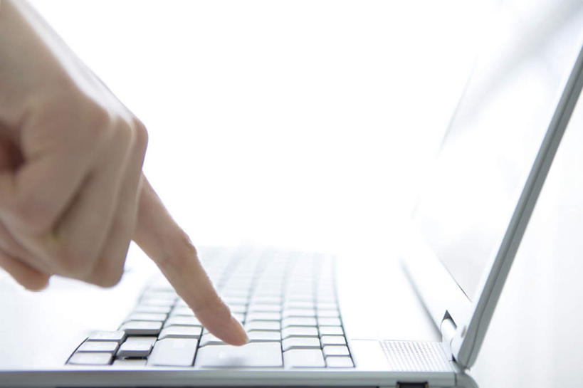 东方人,手,一个人,横图,室内,特写,白天,侧面,电脑,笔记本电脑,亚洲,仅一个年轻女性,仅一个女性,仅一个人,敲打,网络,黄种人,输入,通讯设备,打字,手部,手指,单手,点击,敲击,无线,通信设备,无线网络,无线上网,便携式电脑,按键,手提电脑,年轻女性,女人,女性,亚洲人,半身,彩图