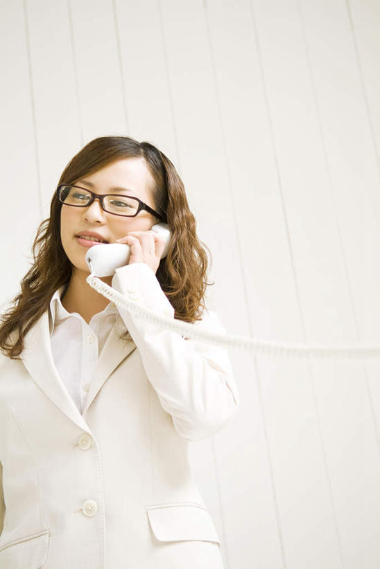 东方人,一个人,商务人士,商务女性,办公室,站,打电话,竖图,室内,白天,白色背景,仰视,电话,亚洲,仅一个年轻女性,仅一个女性,仅一个人,握,套装,拿,拿着,注视,黄种人,通讯设备,白色,话筒,观察,看,站着,电话线,握着,观看,察看,关注,商务装,工薪阶层,交流,年轻女性,女人,女性,亚洲人,白领,上班族,电话机,沟通,通话,站立,半身,彩图,低角度拍摄