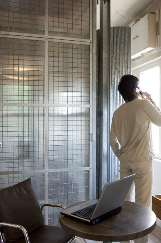 东方人,一个人,商务人士,商务男性,办公室,站,打电话,竖图,室内,白天,衬衫,电脑,笔记本电脑,窗户,桌子,电话,手机,椅子,亚洲,仅一个男性,仅一个人,一把,套装,网络,木制,拿,拿着,黄种人,通讯设备,玻璃窗,仅一个年轻男性,背面,黑色,会议椅,站着,办公椅,无线,通信设备,商务装,无线网络,无线上网,便携式电脑,工薪阶层,商务椅,培训椅,交流,手提电脑,男人,男性,年轻男性,亚洲人,白领,上班族,沟通,通话,站立,半身,彩图,衬衣