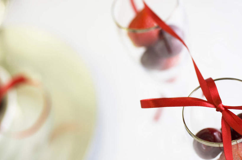 无人,横图,俯视,室内,特写,白天,草莓,浆果,樱桃,杯子,水果,一根,许多,新鲜,装饰,高脚杯,丝绸,丝带,生食,食品,果实,缎带,红酒杯,玻璃制品,绸带,食物,红色,酒杯,有机食品,绿色食品,华丽,修饰,点缀,衬托,美观,雅致,雅观,玻璃杯,樱珠,莺桃,英桃,洋莓,楔桃,水果皇后,牛桃,荆桃,红莓,地莓,彩图,高角度拍摄