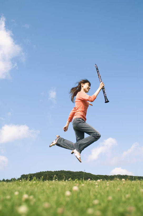 东方人,一个人,跳,笑,微笑,露齿笑,竖图,室外,白天,仰视,草地,草坪,植物,亚洲,仅一个年轻女性,仅一个女性,仅一个人,握,服装,裤子,云,云朵,单簧管,黑管,乐器,木管乐器,半空,拿,云彩,拿着,牛仔裤,休闲装,黄种人,草,衣服,蓝色,绿色,白云,蓝天,天空,天,休闲,休闲服,橙色,握着,服饰,晴朗,木管,克拉管,乌木棒,年轻女性,女人,女性,亚洲人,晴空,跳跃,彩图,低角度拍摄,全身