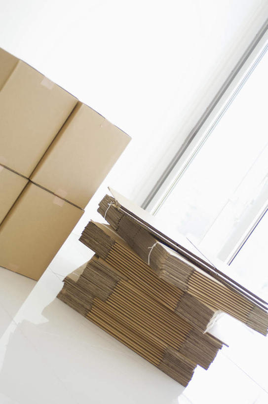 无人,竖图,室内,白天,正面,窗户,落地窗,书籍,一排,许多,整齐,包装,瓷砖,地砖,纸箱,墙,地面,玻璃窗,墙壁,墙面,排列,黄色,白色,容器,绳子,箱子,堆,队列,纸板箱,包装箱,书,图书,彩图