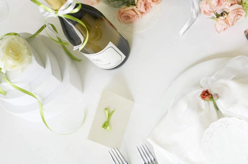 葡萄酒,无人,横图,俯视,室内,特写,白天,爱情,婚礼,奢侈,快乐,幸福,纯洁,热情,康乃馨,玫瑰,礼盒,礼物,许多,庆祝,装饰,盛开,丝绸,丝带,纸盒,叉,玫瑰花,缎带,两把,结婚,浪漫,花蕾,绸带,盒子,酒,花,花瓣,花朵,鲜花,饮料,三个,一朵,一个,粉色,红色,绿色,白色,包装盒,盘子,餐巾,卡片,礼品盒,香槟,花苞,花蕊,温暖,温馨,喜庆,恩爱,诱惑,礼品,单个,纪念,华丽,修饰,点缀,和睦,一瓶,感动,衬托,美观,雅致,雅观,尊敬,气泡酒,起泡酒,汽酒,天真,刺玫花,徘徊花,麝香石竹,石竹,香石竹,彩图,高角度拍摄,高兴,欢笑,融洽