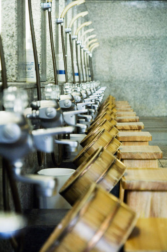 无人,竖图,室内,白天,正面,按摩,美容,卫生间,浴室,椅子,金属制品,一排,许多,护肤,整齐,金属,水龙头,水桶,桶,木椅,开关,排列,容器,打开,保养,享受,休闲,放松,SPA水疗,保健,温泉浴场,储藏,阀门,开启,储存,队列,养颜,水咀,淋浴房,矿泉疗养地,彩图,水疗,冲凉房,沐浴间,沐浴室,贮存