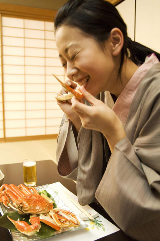 海鲜,啤酒,东方人,一个人,跪,闭眼,吃,竖图,室内,白天,侧面,民族服装,杯子,餐具,亚洲,仅一个年轻女性,仅一个女性,仅一个人,和服,陶瓷,陶瓷制品,帝王蟹,酒类,一杯,蟹腿,黄种人,水产,海洋生物,玻璃制品,酒,饮料,一个,灰色,盘子,酒杯,啤酒杯,服饰,单个,水生动物,海产品,水生物,海底动物,吴服,唐草,唐花,唐锦,皇帝蟹,年轻女性,女人,女性,亚洲人,玻璃杯,进餐用具,烹调用具,闭眼睛,闭着眼,闭着眼睛,跪着,嚼,食,半身,彩图,传统服装,民俗服