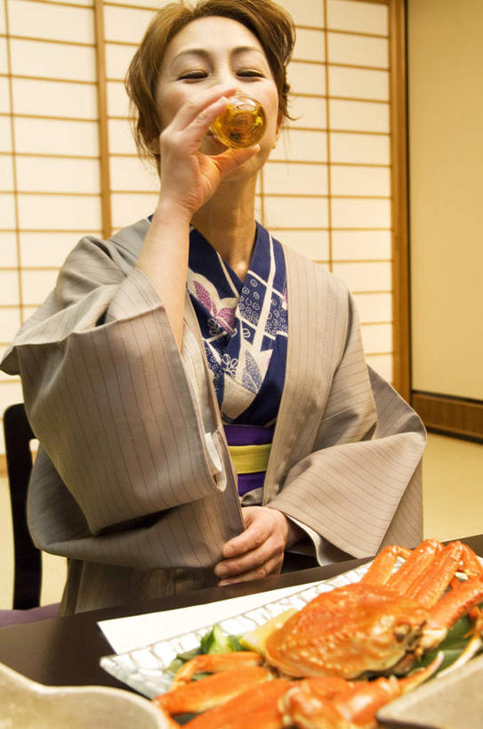 海鲜,啤酒,东方人,一个人,坐,竖图,室内,白天,正面,民族服装,餐桌,桌子,杯子,餐具,亚洲,仅一个年轻女性,仅一个女性,仅一个人,喝,握,和服,陶瓷,陶瓷制品,帝王蟹,酒类,一杯,拿,拿着,注视,黄种人,水产,海洋生物,玻璃制品,酒,饮料,一个,灰色,盘子,酒杯,啤酒杯,观察,看,握着,服饰,单个,餐台,观看,察看,关注,水生动物,海产品,水生物,海底动物,吴服,唐草,唐花,唐锦,皇帝蟹,女人,女性,中年女性,亚洲人,玻璃杯,进餐用具,烹调用具,坐着,半身,彩图,传统服装,民俗服