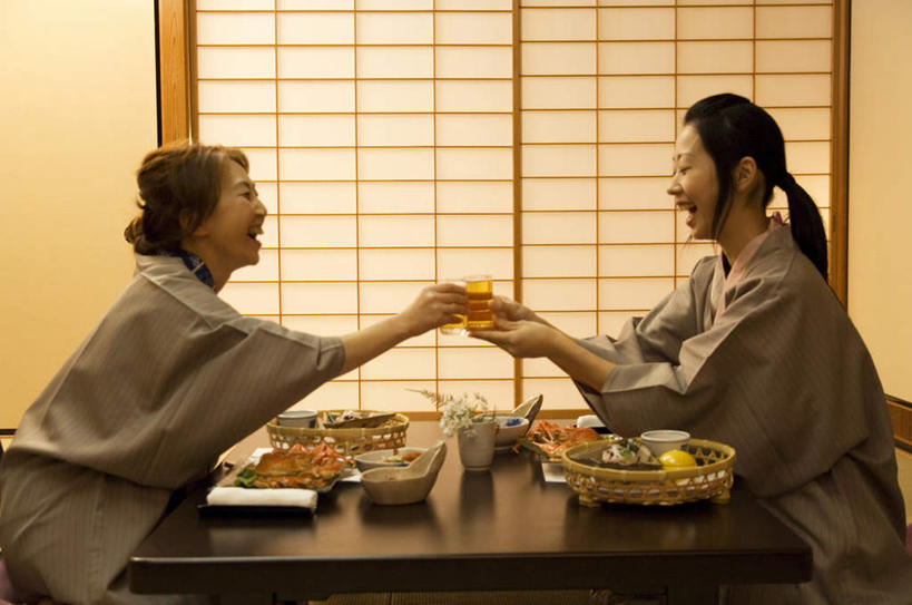 海鲜,啤酒,东方人,两个人,家庭,母亲,女儿,坐,笑,微笑,露齿笑,横图,室内,白天,侧面,民族服装,晚餐,餐桌,桌子,杯子,餐具,椅子,亚洲,许多,握,阴影,和服,庆祝,光线,影子,木椅,灯光,帝王蟹,酒类,两杯,拿,拿着,注视,黄种人,水产,海洋生物,相视,玻璃制品,酒,饮料,灰色,酒杯,啤酒杯,碗,干杯,观察,看,碰杯,温暖,温馨,母女,一家人,面对面,交际,母爱,友好,握着,服饰,餐台,观看,对视,庆贺,和睦,察看,关注,水生动物,海产品,礼仪,相对,敬酒,水生物,海底动物,吴服,相看,唐草,唐花,唐锦,劝酒,皇帝蟹,年轻女性,女人,女性,中年女性,亚洲人,玻璃杯,进餐用具,烹调用具,坐着,半身,彩图,传统服装,民俗服,融洽