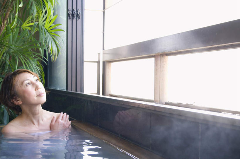 东方人,一个人,坐,摸,横图,室内,白天,正面,按摩,美容,植物,卫生间,浴室,亚洲,仅一个女性,仅一个人,抚摸,护肤,装饰,盆栽,盆景,注视,黄种人,裸露,肩膀,绿色,自然,观察,看,仅一个中年女性,保养,享受,休闲,放松,SPA水疗,保健,温泉浴场,生长,成长,观看,华丽,修饰,点缀,察看,关注,裸,养颜,衬托,美观,雅致,雅观,女人,女性,中年女性,亚洲人,淋浴房,矿泉疗养地,触摸,接触,坐着,半身,彩图,水疗,冲凉房,沐浴间,沐浴室