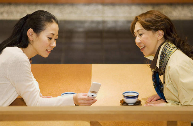 东方人,两个人,家庭,母亲,女儿,餐厅,坐,打电话,横图,室内,白天,侧面,餐桌,茶,桌子,杯子,电话,手机,亚洲,握,透明,木制,碟子,陶瓷,陶瓷制品,两杯,拿,拿着,注视,黄种人,通讯设备,相视,两个,木制品,水杯,观察,看,温暖,温馨,母女,一家人,面对面,母爱,握着,餐台,观看,对视,和睦,察看,关注,相对,相看,交流,年轻女性,女人,女性,中年女性,亚洲人,茶杯,沟通,通话,坐着,半身,彩图,餐馆,饭店,饭馆,融洽