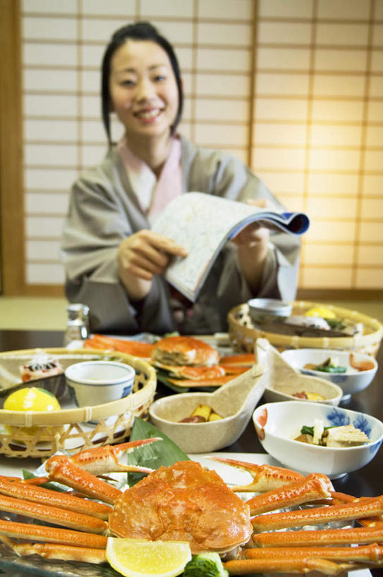 海鲜,东方人,一个人,笑,交叉,微笑,露齿笑,竖图,俯视,室内,白天,民族服装,餐桌,筷子,桌子,竹子,餐具,书籍,亚洲,仅一个年轻女性,仅一个女性,仅一个人,一双,握,竹制,和服,编织,篮子,筷架,帝王蟹,拿,筷枕,拿着,黄种人,文化,传统,水产,海洋生物,一个,灰色,竹篮,握着,服饰,单个,餐台,竹条,礼节,筷子架,交织,竹制品,水生动物,海产品,礼仪,水生物,海底动物,吴服,唐草,唐花,唐锦,皇帝蟹,穿插,年轻女性,女人,女性,亚洲人,进餐用具,烹调用具,书,图书,半身,彩图,高角度拍摄,传统服装,民俗服