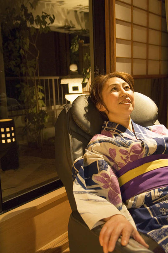 东方人,一个人,家,躺,竖图,俯视,室内,白天,民族服装,窗户,家具,落地窗,卧室,装修,建筑,椅子,亚洲,仅一个女性,仅一个人,撑,和服,装饰,房屋,躺椅,屋子,公寓,古典,黄种人,建设,装潢,洋房,楼房,玻璃窗,住宅,室内装潢,仅一个中年女性,休息,日式,放松,服饰,明亮,撑着,舒适,家居装潢,房屋设计,室内设计,宽敞,吴服,唐草,唐花,唐锦,样板房装潢,女人,女性,中年女性,亚洲人,设计,躺着,半身,彩图,高角度拍摄,传统服装,民俗服,房子,睡房,卧房