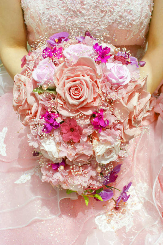 东方人,一个人,捧,竖图,俯视,室内,特写,白天,婚纱,爱情,婚礼,快乐,幸福,纯洁,热情,玫瑰,亚洲,仅一个年轻女性,仅一个女性,仅一个人,许多,庆祝,盛开,玫瑰花,结婚,浪漫,花蕾,黄种人,花,花瓣,花朵,鲜花,粉色,花苞,花蕊,温暖,温馨,喜庆,恩爱,纪念,和睦,感动,尊敬,天真,刺玫花,徘徊花,年轻女性,女人,女性,亚洲人,端,端着,捧着,手捧,半身,彩图,高角度拍摄,婚礼服,礼服,高兴,融洽