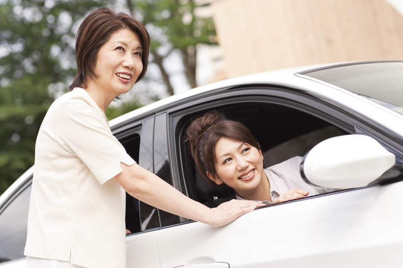 东方人,两个人,家庭,母亲,女儿,坐,横图,室外,白天,正面,植物,汽车,亚洲,撑,服装,朦胧,模糊,注视,休闲装,黄种人,车,树,树木,衣服,蓝色,绿色,蓝天,天空,自然,车门,交通工具,轿车,天,观察,看,休闲,温暖,温馨,母女,一家人,休闲服,母爱,服饰,生长,晴朗,成长,观看,和睦,察看,撑着,关注,载具,万里无云,年轻女性,女人,女性,中年女性,亚洲人,晴空,晴空万里,坐着,半身,彩图,融洽