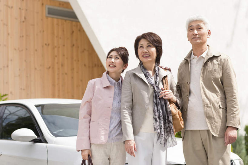 东方人,背,家庭,夫妻,母亲,父亲,女儿,站,横图,室外,白天,正面,爱情,植物,汽车,亚洲,阴影,服装,装饰,光线,木制,包,皮包,影子,房屋,墙,屋子,公寓,浪漫,注视,休闲装,黄种人,楼房,墙壁,墙面,住宅,车,衣服,黄色,绿色,阳光,木制品,交通工具,轿车,背着,观察,看,站着,休闲,温暖,温馨,父女,母女,三口之家,一家人,休闲服,恩爱,父爱,母爱,恋人,服饰,观看,华丽,修饰,单肩包,点缀,和睦,察看,关注,载具,衬托,美观,雅致,雅观,老年男性,老年女性,男人,男性,年轻女性,女人,女性,亚洲人,年轻人,夫妇,情侣,抬头,仰头,站立,半身,彩图,房子,伴侣,融洽