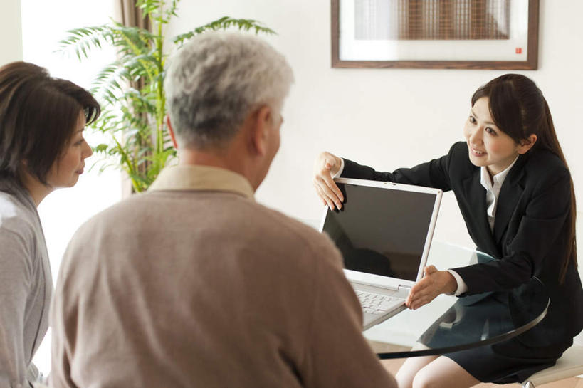 东方人,背部,三个人,夫妻,商务人士,商务女性,坐,横图,室内,白天,正面,爱情,电脑,笔记本电脑,植物,相框,亚洲,握,套装,装饰,网络,盆栽,盆景,浪漫,拿,拿着,注视,黄种人,通讯设备,顾客,绿色,自然,观察,看,恩爱,握着,恋人,生长,成长,观看,华丽,修饰,点缀,察看,无线,关注,通信设备,商务装,无线网络,无线上网,便携式电脑,工薪阶层,衬托,美观,雅致,雅观,手提电脑,老年男性,老年女性,男人,男性,年轻女性,女人,女性,亚洲人,夫妇,情侣,白领,上班族,坐着,半身,彩图,伴侣