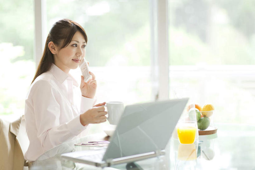 果汁,东方人,一个人,商务人士,商务女性,坐,打电话,横图,室内,白天,侧面,西装,电脑,笔记本电脑,餐桌,茶,桌子,柑橘,柠檬,杯子,电话,手机,水果,玻璃,亚洲,仅一个年轻女性,仅一个女性,仅一个人,悬挂,套装,正装,朦胧,模糊,新鲜,透明,网络,陶瓷,生食,食品,果实,陶瓷制品,一杯,拿,拿着,注视,职业装,黄种人,通讯设备,玻璃制品,食物,三个,一个,黄色,绿色,白色,盘子,水杯,观察,看,橙色,有机食品,绿色食品,单个,餐台,观看,察看,无线,关注,通信设备,商务装,无线网络,无线上网,便携式电脑,工薪阶层,交流,手提电脑,年轻女性,女人,女性,亚洲人,白领,上班族,玻璃杯,茶杯,益母果,柠果,橘子,桔子,橙子,橙,沟通,通话,坐着,半身,彩图