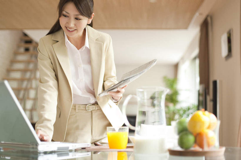 果汁,牛奶,东方人,一个人,商务人士,商务女性,家,客厅,站,笑,微笑,露齿笑,横图,室内,白天,仰视,电脑,笔记本电脑,别墅,餐桌,家具,装修,桌子,建筑,柑橘,柠檬,报纸,杯子,水果,玻璃,欧式,亚洲,仅一个年轻女性,仅一个女性,仅一个人,敲打,套装,新鲜,装饰,网络,信息,罐子,房屋,屋子,公寓,生食,食品,果实,饮品,一杯,豪华,营养,拿,拿着,注视,黄种人,输入,通讯设备,建设,现代,装潢,洋房,楼房,住宅,玻璃制品,食物,饮料,一个,黄色,绿色,玻璃瓶,瓶子,水杯,室内装潢,打字,观察,看,站着,四个,橙色,有机食品,绿色食品,单个,餐台,观看,新闻,点击,一台,敲击,明亮,察看,一瓶,无线,乳制品,起居室,舒适,家居装潢,奶,关注,通信设备,商务装,无线网络,房屋设计,地中海风格,古典风格,简约风格,无线上网,便携式电脑,室内设计,工薪阶层,宽敞,样板房装潢,安神,按键,手提电脑,年轻女性,女人,女性,亚洲人,白领,上班族,设计,玻璃杯,益母果,柠果,橘子,桔子,橙子,橙,站立,半身,彩图,低角度拍摄,房子,报刊