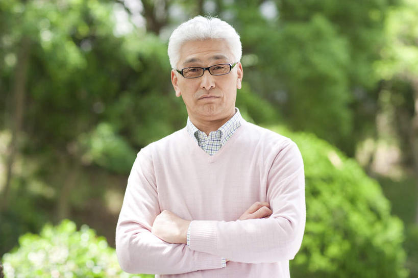 东方人,一个人,站,双手交叉,横图,室外,白天,正面,植物,亚洲,仅一个男性,仅一个人,服装,朦胧,模糊,眼镜,注视,休闲装,黄种人,树,树木,衣服,绿色,自然,观察,看,站着,仅一个老年男性,休闲,休闲服,服饰,生长,成长,观看,严肃,察看,双手抱胸,关注,近视眼镜,老年男性,男人,男性,亚洲人,站立,半身,彩图