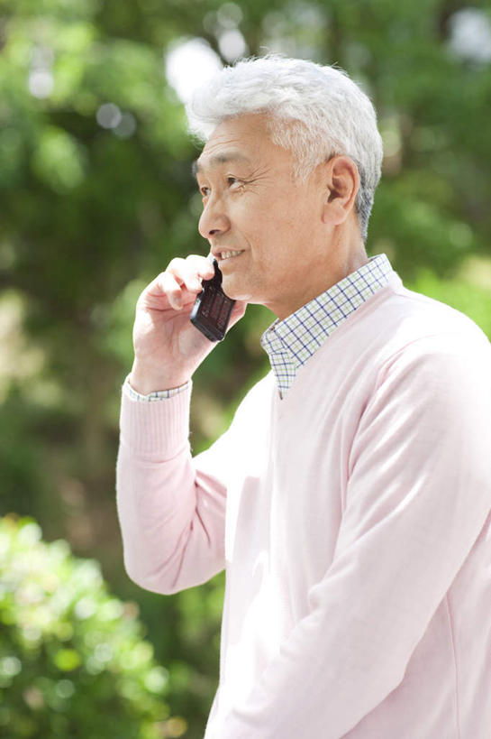 东方人,一个人,坐,打电话,竖图,室外,白天,侧面,植物,电话,手机,亚洲,仅一个男性,仅一个人,握,服装,朦胧,模糊,拿,拿着,注视,休闲装,黄种人,通讯设备,树,树木,衣服,绿色,自然,观察,看,仅一个老年男性,休闲,休闲服,握着,服饰,生长,成长,观看,察看,关注,交流,老年男性,男人,男性,亚洲人,沟通,通话,坐着,半身,彩图