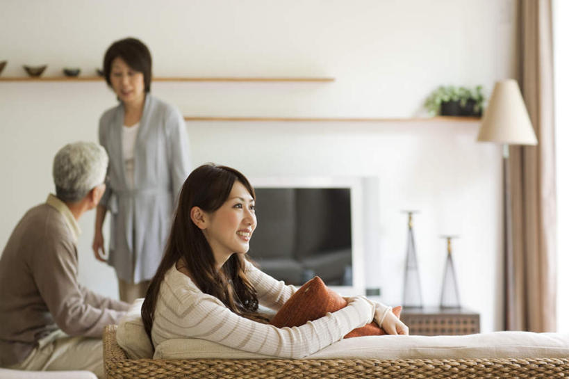 东方人,家庭,夫妻,母亲,父亲,女儿,客厅,站,躺,抱,笑,说,微笑,露齿笑,横图,室内,白天,正面,爱情,讨论,植物,家具,靠垫,沙发,台灯,电视,照明,亚洲,服装,环保,装饰,盆栽,灯光,靠枕,盆景,浪漫,注视,休闲装,黄种人,灯,一个,衣服,绿色,自然,抱枕,灯具,液晶电视,枕头,观察,看,靠,靠着,倚靠,站着,休闲,温暖,温馨,父女,母女,三口之家,一家人,休闲服,橙色,恩爱,父爱,母爱,清晰,恋人,服饰,轻薄,生长,单个,成长,抱着,观看,华丽,修饰,照亮,回收,点缀,和睦,资源,察看,起居室,搂着,倚着,照明设备,关注,彩电,布艺沙发,利用,便携,低碳,循环,衬托,美观,雅致,雅观,彩色电视机,客堂,交流,老年男性,老年女性,男人,男性,年轻女性,女人,女性,亚洲人,年轻人,夫妇,情侣,电视机,沟通,怀抱,讲话,交谈,搂,搂抱,商讨,说话,谈话,躺着,相抱,拥抱,站立,半身,彩图,伴侣,融洽,高清