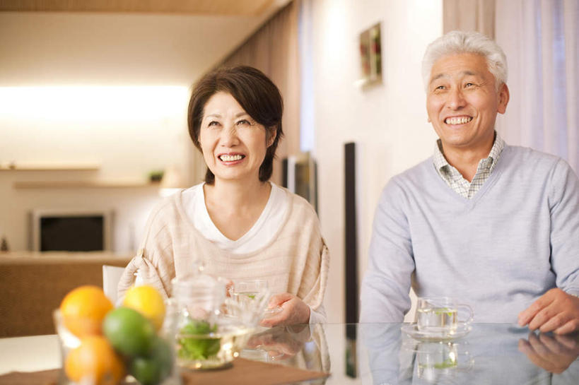 东方人,两个人,客厅,坐,捧,笑,微笑,露齿笑,横图,室内,白天,正面,餐桌,茶,窗帘,家具,沙发,桌子,柑橘,柠檬,杯子,电视,水果,相框,玻璃,服装,环保,朦胧,模糊,新鲜,装饰,透明,碟子,生食,食品,果实,两杯,注视,休闲装,黄种人,玻璃制品,食物,两个,三个,衣服,黄色,绿色,帘子,水杯,液晶电视,观察,看,休闲,休闲服,橙色,遮阳,清晰,服饰,有机食品,绿色食品,轻薄,餐台,观看,华丽,修饰,回收,点缀,资源,察看,起居室,关注,彩电,布艺沙发,利用,便携,低碳,循环,衬托,美观,雅致,雅观,彩色电视机,客堂,老年男性,老年女性,男人,男性,女人,女性,亚洲人,茶杯,电视机,益母果,柠果,橘子,桔子,橙子,橙,端,端着,捧着,手捧,坐着,半身,彩图,高清