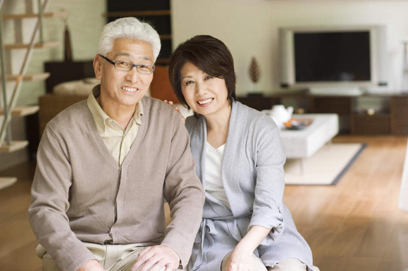 东方人,两个人,客厅,坐,笑,摸,微笑,露齿笑,横图,室内,白天,正面,柜子,家具,电视,戴,抚摸,服装,环保,装饰,眼镜,茶几,注视,休闲装,黄种人,肩膀,衣服,绿色,白色,橱柜,液晶电视,观察,看,靠,靠着,休闲,休闲服,清晰,服饰,轻薄,观看,华丽,修饰,回收,点缀,戴着,资源,察看,起居室,关注,彩电,近视眼镜,利用,便携,低碳,循环,衬托,美观,雅致,雅观,彩色电视机,老年男性,老年女性,男人,男性,女人,女性,亚洲人,电视机,触摸,接触,坐着,半身,彩图,高清